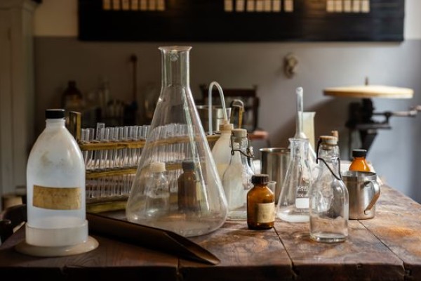 Salainen laboratorio ja tutkimusvälineitä